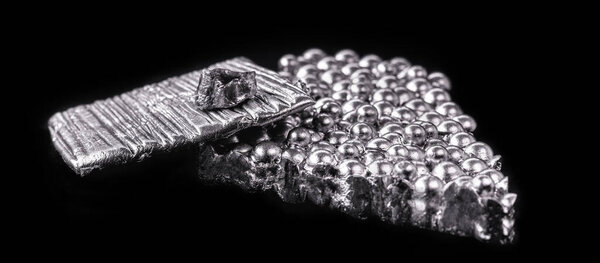 кобальтовая руда, металлический химический элемент, связанный с железом и никелем. Используется в промышленности. для создания веществ, называемых сплавами.