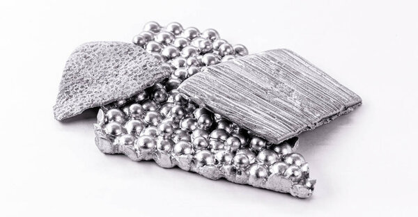 кобальтовая руда, металлический химический элемент, связанный с железом и никелем. Используется в промышленности. для создания веществ, называемых сплавами.