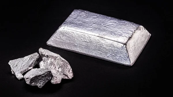 Aluminium Ingot Atau Batang Sebelah Bijih Aluminium Daur Ulang Atau — Stok Foto