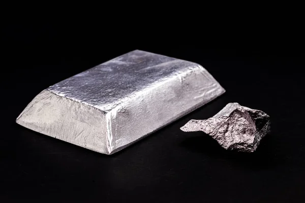 アルミニウム鉱石 リサイクル又は金属産業の概念の横にあるアルミニウムインゴット又はバー — ストック写真