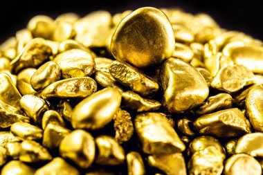 İzole edilmiş siyah arka planda altın, altın taşlar, nadir taş madenciliği kavramı