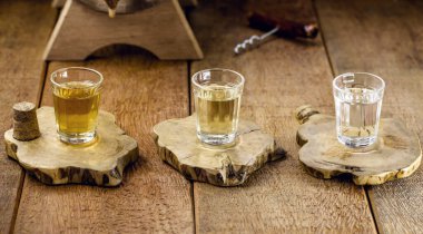 Brezilya bayrağı üzerinde şeker kamışından yapılmış bir bardak damıtılmış içecek, ulusal pinga ve cachaca günü konsepti