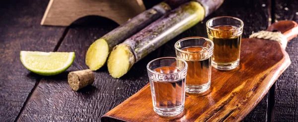 Glas Destillerad Dryck Framställd Sockerrör Över Brasiliens Flagga Begreppet Nationell — Stockfoto