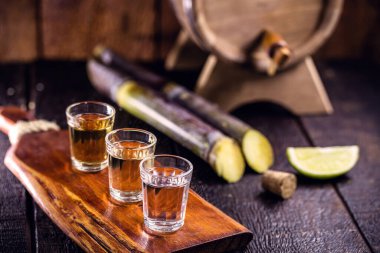 Bir fincan cachaca, şeker kamışından yapılmış bir Brezilya içeceği, yaygın olarak 