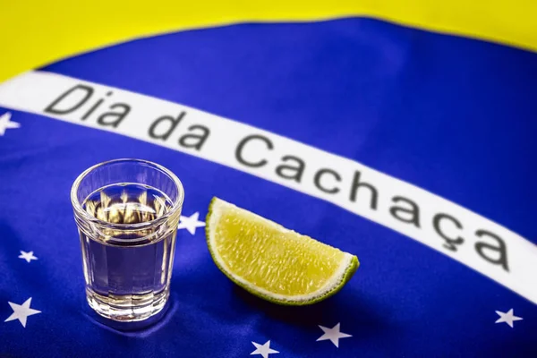 Šálek Cachaa Nebo Brazilské Pinga Brazilskou Vlajkou Pozadí Oslavu Národního — Stock fotografie