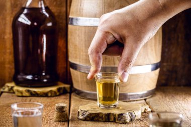 Brezilya damıtılmış içeceği ile el ele tutuşmak,.