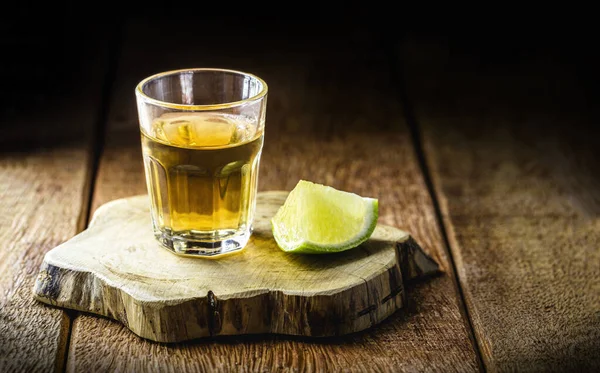 Alkoholdrycksglas Med Citron Destillerat Från Sockerrör Brasilien Kallat Pinga Eller — Stockfoto