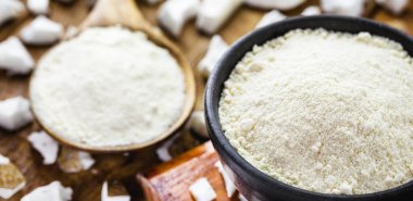 Hindistan cevizinden yapılmış organik hindistan cevizi unu, meyveli şekerin mutfak malzemesi.