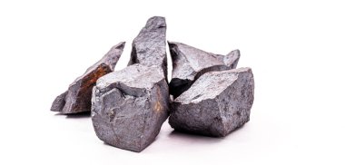 İzole edilmiş beyaz zemin üzerinde demir cevheri, metalurji endüstrisinde kullanılan metal.