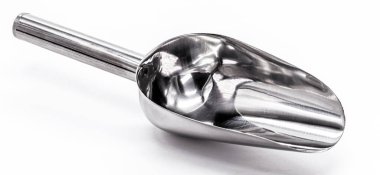 İzole edilmiş beyaz arkaplanda metal ölçüm kaşığı.