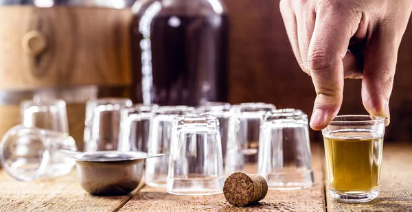 Bicchiere Mano Gocce Bevanda Distillata Canna Zucchero Ambiente Rustico Legno — Foto Stock