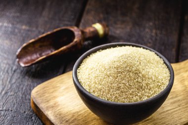 El yapımı kil çömlekte saf organik şeker ve arka planda kaşık, kopyalanmış boşluk.