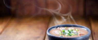 Brezilya fasulye çorbası, sıcak dumanlı kilden bir kasede, sıcak Brezilya yemeği.