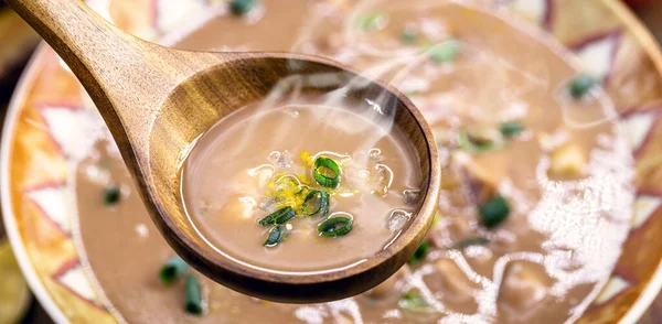 Concha Madeira Com Creme Feijão Carne Com Calor Vapor Comida — Fotografia de Stock