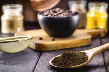 Altın kaşık, Brezilya kahvesi tozu ve kavrulmuş tohumlar.