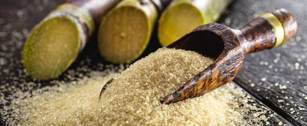 Löffel Mit Rohem Braunem Zucker Mit Holzboden Und Zuckerrohr — Stockfoto