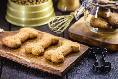 Ev yapımı köpek bisküvisi pişirildikten sonra sağlıklı evcil hayvan yemeği.