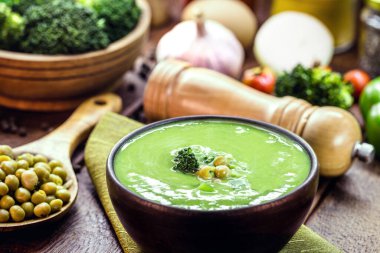 Ev yapımı sebze çorbası, bezelye ve brokoli, diyet vegan çorbası sıcak servis ediliyor.