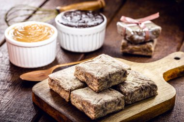 Çikolata, mısır nişastalı kurabiye, dulce de leche, kakao ve şekerle yapılan 