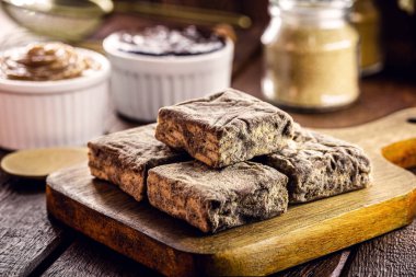 Çikolata, mısır nişastalı kurabiye, dulce de leche, kakao ve şekerle yapılan 