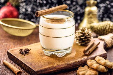 Sıcak eggnog tipik Noel, tüm dünyada yumurta ve alkole dayanır, buna eggnog denir.