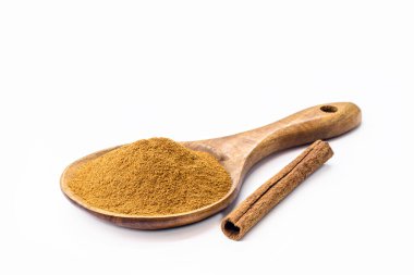 Tarçın tozu ve tarçın çubuğu kırsal ahşap kaşıkta, izole edilmiş beyaz arka plan ve kopyalama alanı