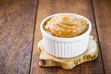 Hindistan cevizi sütü, vejetaryen karamel ya da vejetaryen süt şekerinden yapılmış glütensiz laktozsuz şeker.