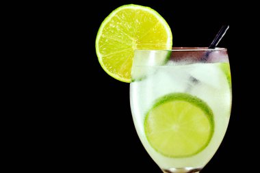 Caipirinha, tipik Brezilya içeceği cachaca, tropik meyve ve şekerden yapılır. Kopyalama alanı ile tarafsız arkaplan