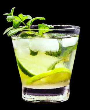 Caipirinha, tipik Brezilya içeceği cachaca, tropik meyve ve şekerden yapılır. Kopyalama alanı ile tarafsız arkaplan