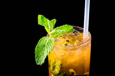 Genel alkollü içecek, renkli alkollü içecek, tarafsız arka plan ve telif alanı, neşeli ve renkli barmen, parti, neşe ve kutlama gibi