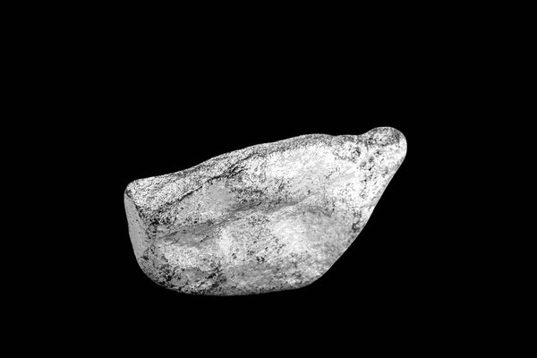 поликристаллический кремний высокой чистоты из Фрайберга / Германия изолирован на белом фоне