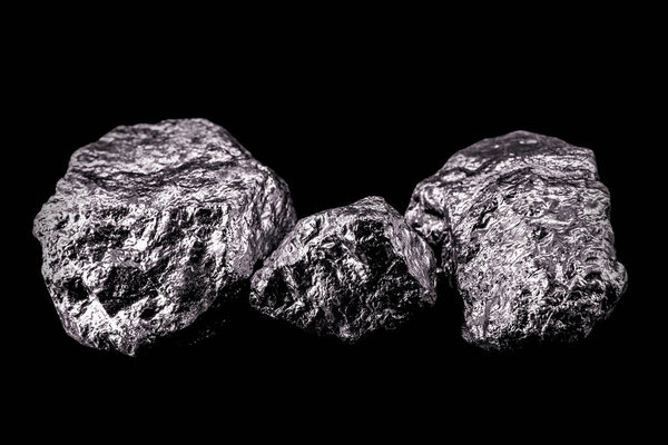 Алюминий является химическим элементом. Алюминиевый камень для промышленного использования. Серебряная.