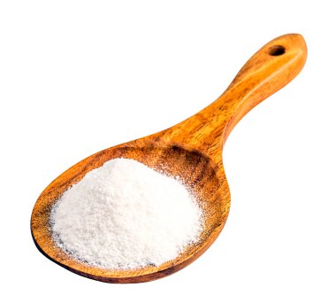 İzole edilmiş beyaz arka planda sodyum bikarbonat, kristal tozlarda kimyasal bileşik, antiasit veya maya olarak kullanılır.