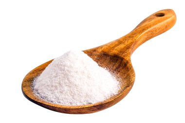 İzole edilmiş beyaz arka planda sodyum bikarbonat, kristal tozlarda kimyasal bileşik, antiasit veya maya olarak kullanılır.