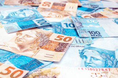 Brezilya 'dan 100 ve 50 reais banknot, Brezilya parası, 150 reai banknot, piyango konsepti veya mega senna