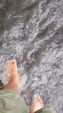 Doğal temiz su geopark kayalarının üzerinden akar. Bu kayalar, teraslı bir şelale oluşturan tropikal bir ormanın ortasında binlerce yıl yaşlanmanın bir sonucudur..