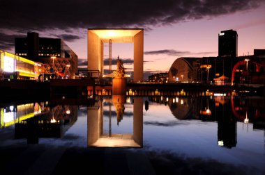 Paris, Günbatımı La Defans Kemeri