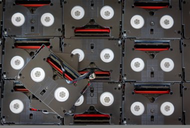 Terk edilmiş eski işe yaramaz mini Dv (video kaydı kaset yığını 