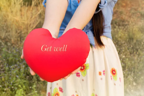 Las mujeres sostienen suavemente el corazón rojo con el texto se recuperan —  Fotos de Stock