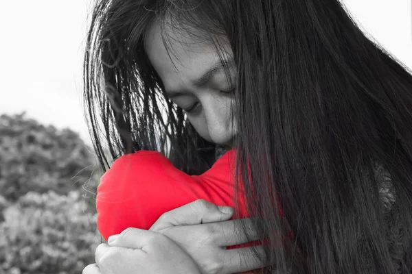 Svarta och vita kvinnor kram rött hjärta — Stockfoto
