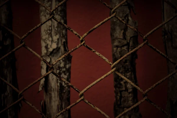 静物旧生锈栏杆和木材在深色背景 — 图库照片