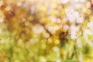 Arka arka plan bulanık cam ayna üzerinde yağmur damlası ile 