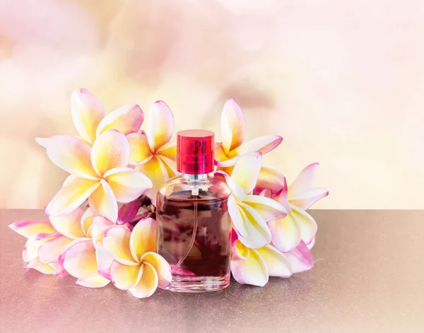 Frasco de perfume fragante rosa dulce con flor rosa — Foto de Stock