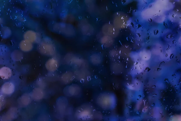Абстрактно размытый романтический световой фон с каплями дождя синего цвета — стоковое фото