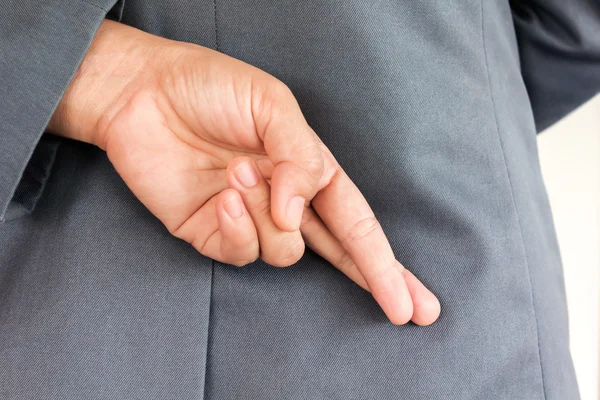 Yalan sembolü parmak gizlenmiştir arkasında yapma 