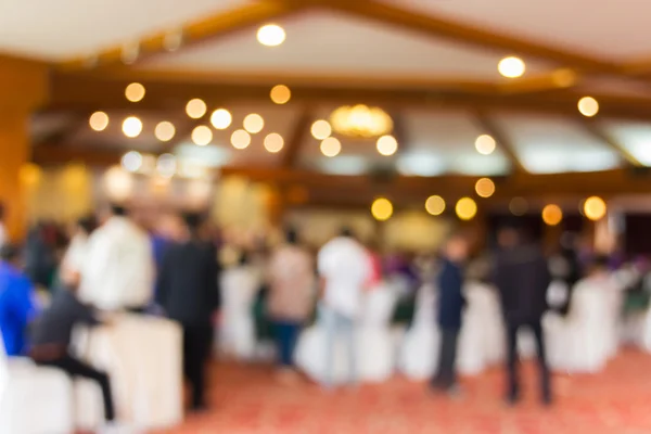 Luz Bokeh y gente borrosa en el salón de convenciones — Foto de Stock