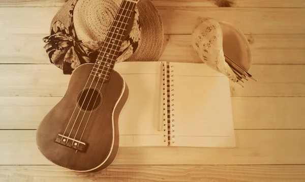 Sepia vintage stil ukulele på Tom anteckning bok och sommaren hatt — Stockfoto