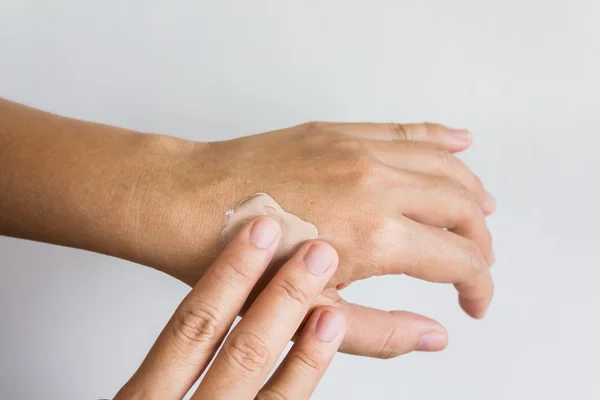 Donne mani asciutte, applicare la cura della pelle o lozione — Foto Stock