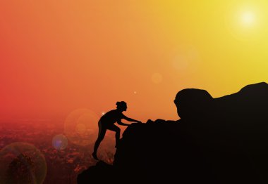 Kadınlar siluet bulanık alacakaranlık şehir topv uçurumun üzerinde hiking