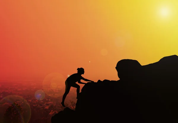 Kadınlar siluet bulanık alacakaranlık şehir topv uçurumun üzerinde hiking